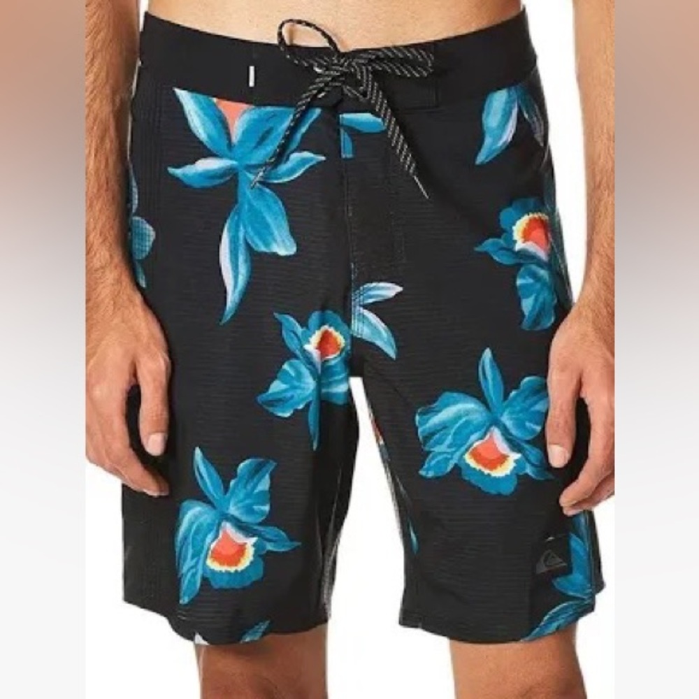 NWT Quiksilver 19” board shorts size 38